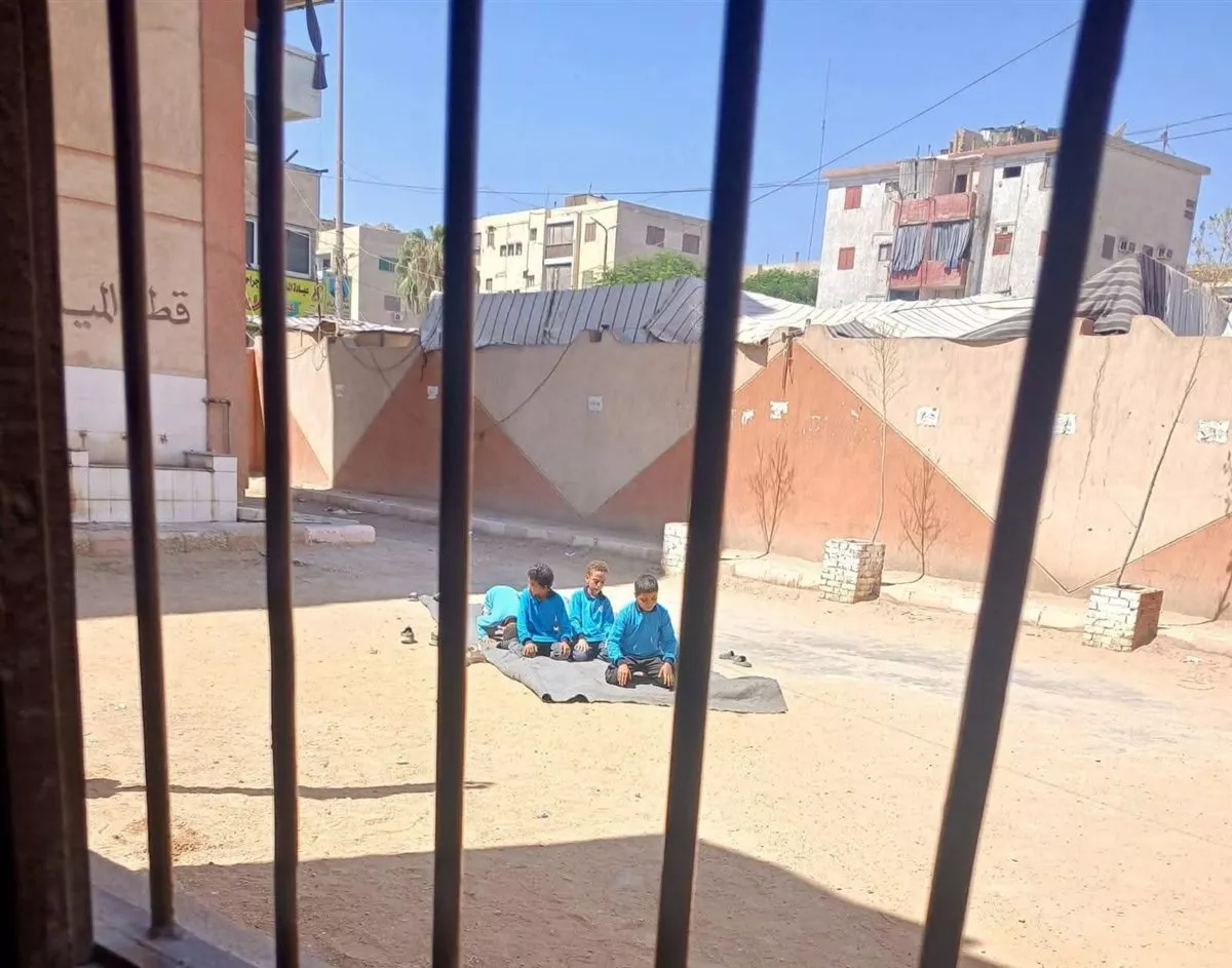حاجة حلوة.. «ملحقة المعلمين الابتدائية» بسوهاج تنشر صور تلاميذها يؤدون صلاة الظهر بالفناء
