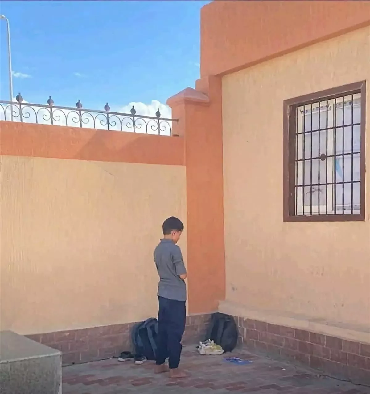ساب زمايله يلعبوا ووقف يصلي.. تلميذ شمال سيناء يجذب اعجاب السوشيال ميديا