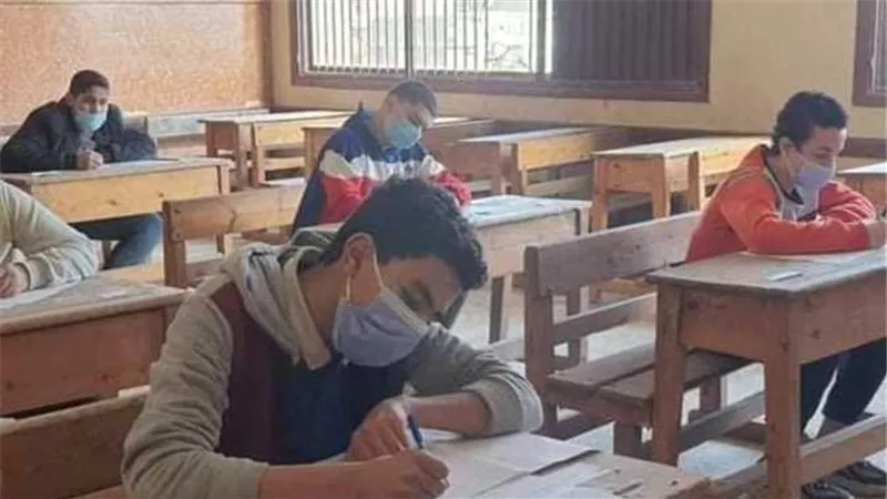 طلاب الصف الأول الثانوي    